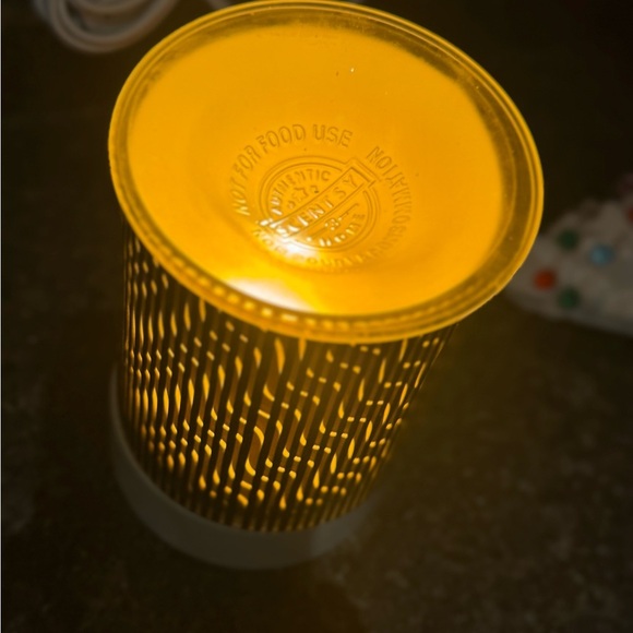 Scentsy Full Size Wax Warmer IN MOTION geometric spinning RETRO
Black & White - Picture 2 of 7